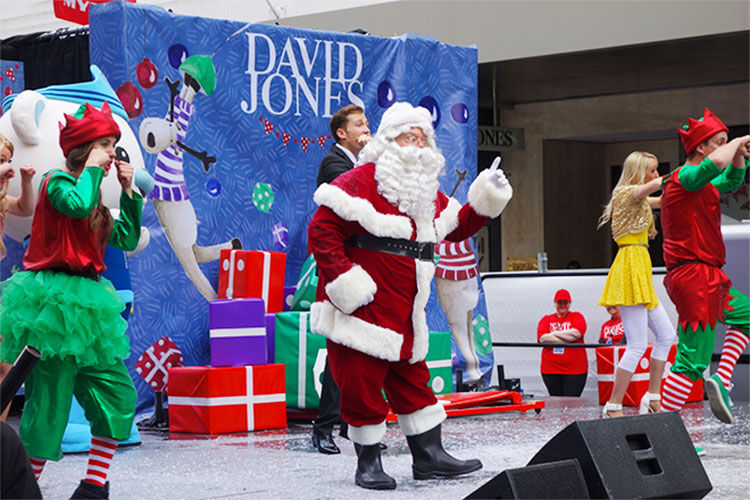 Santa arrives to the City of Melbourne