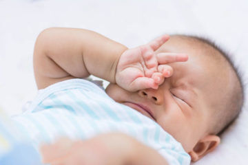 Baby tired signs - rubbing eyes