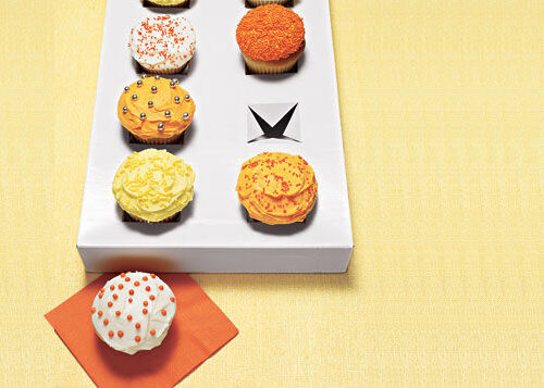 Clever idea: box lid cupcake holder