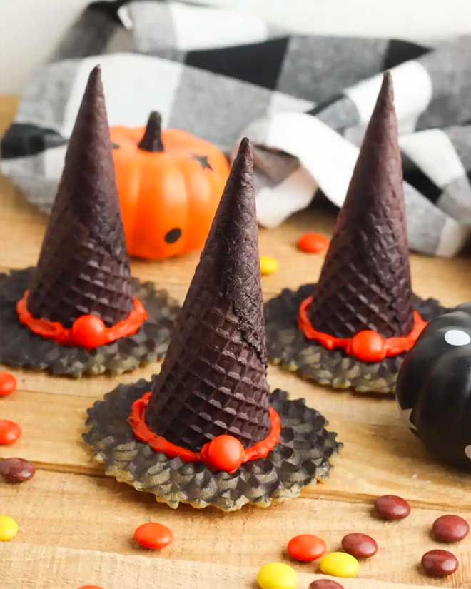 Halloween treats: witch hat biscuits