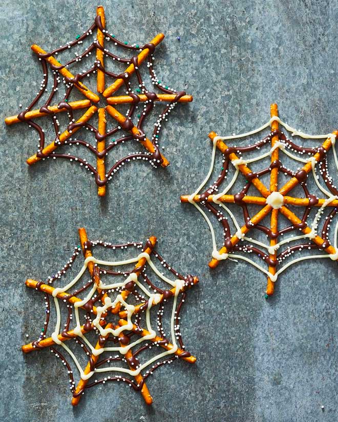 Halloween food: spider web pretzels