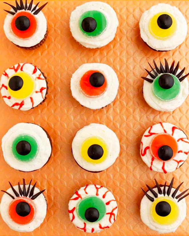Halloween food: eyeball cupcakes