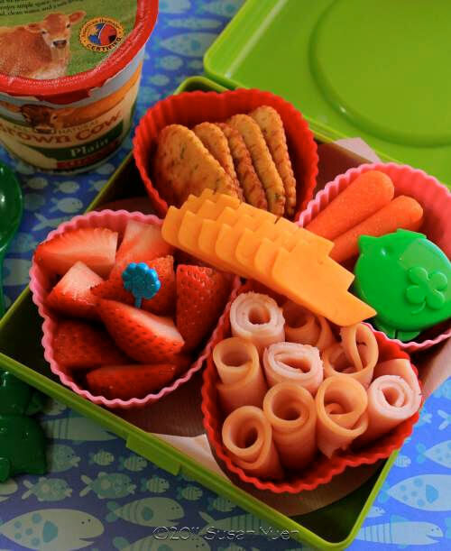 Kids food: silicone cupcake moulds as food dividers