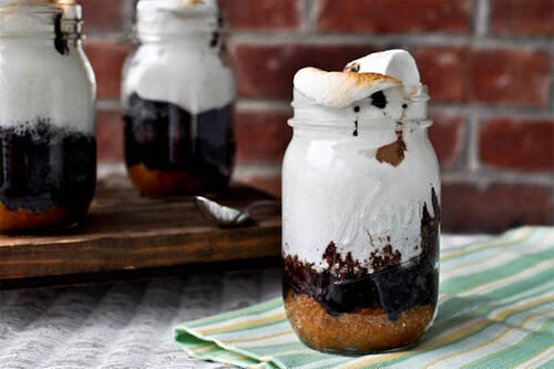 'Smores' marshmallow cakes cooked in a jar