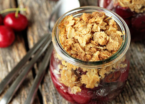 Berry crumble in a jar