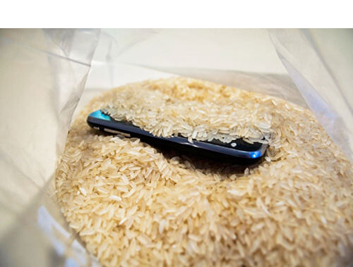 Dry out waterlogged iphone with rice