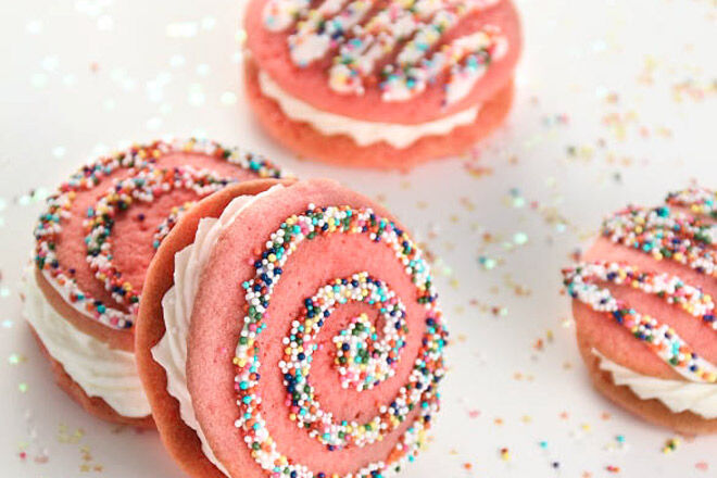 Strawberry milk whoopie pie