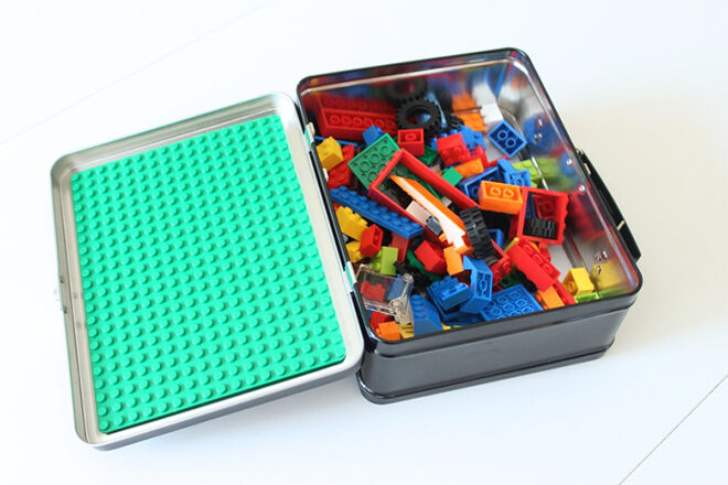 Use a tin lunch box to create a travel set of LEGO. Brilliant idea for kids always on the move.