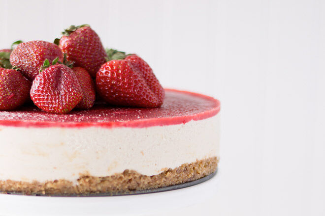 Strawberry & Vanilla Bean Cheesecake_SiftAndWhisk