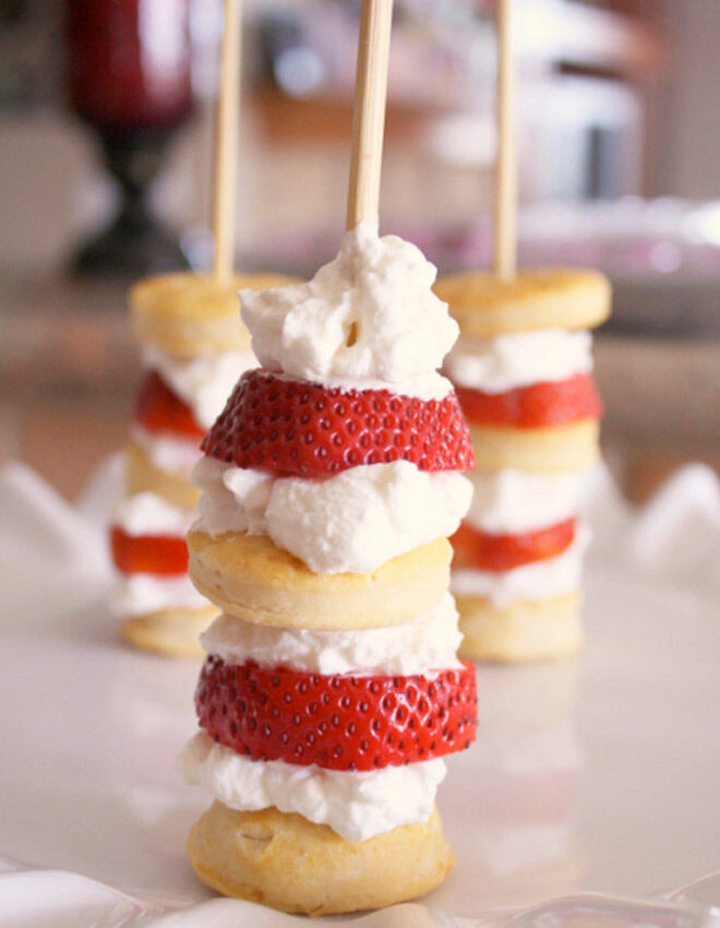 Strawberry stick with cream and shortbread