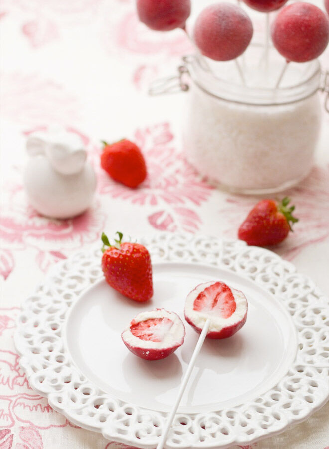 Strawberry pops with frozen yoghurt
