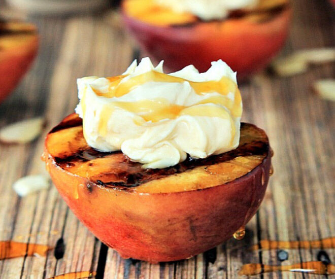 Grilled peaches and mascarpone 