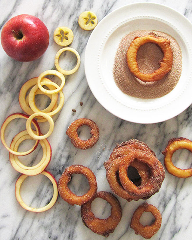 Cruncy fried apple rings with cinnamon and sugar