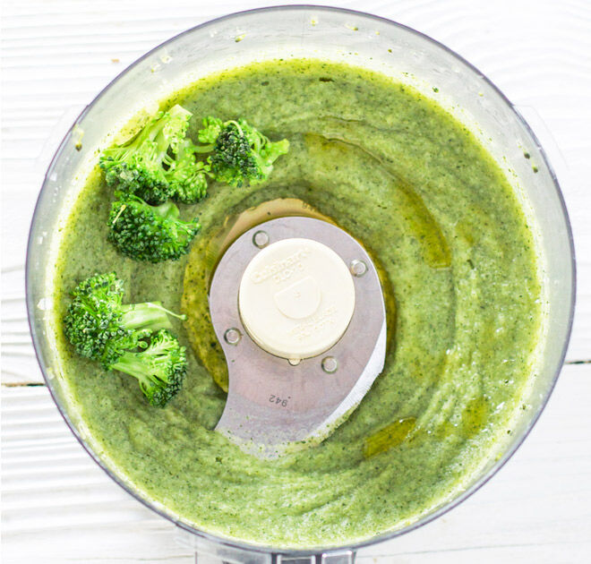 Simple broccoli puree for baby