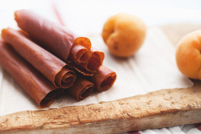Super tasty recipe for homemade apricot fruit roll-ups