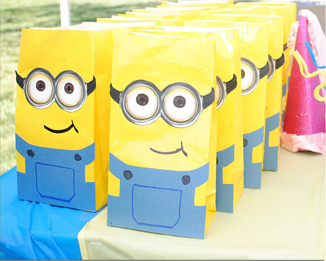 Party bags for little Minions! How adorable are these Minion party favour bags? | Mum's Grapevine