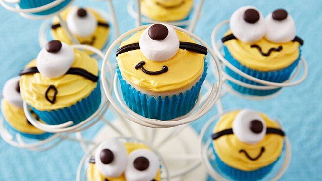 Make Minion cupcakes for your Minion party with marshmallow eyes! | Mum's Grapevine