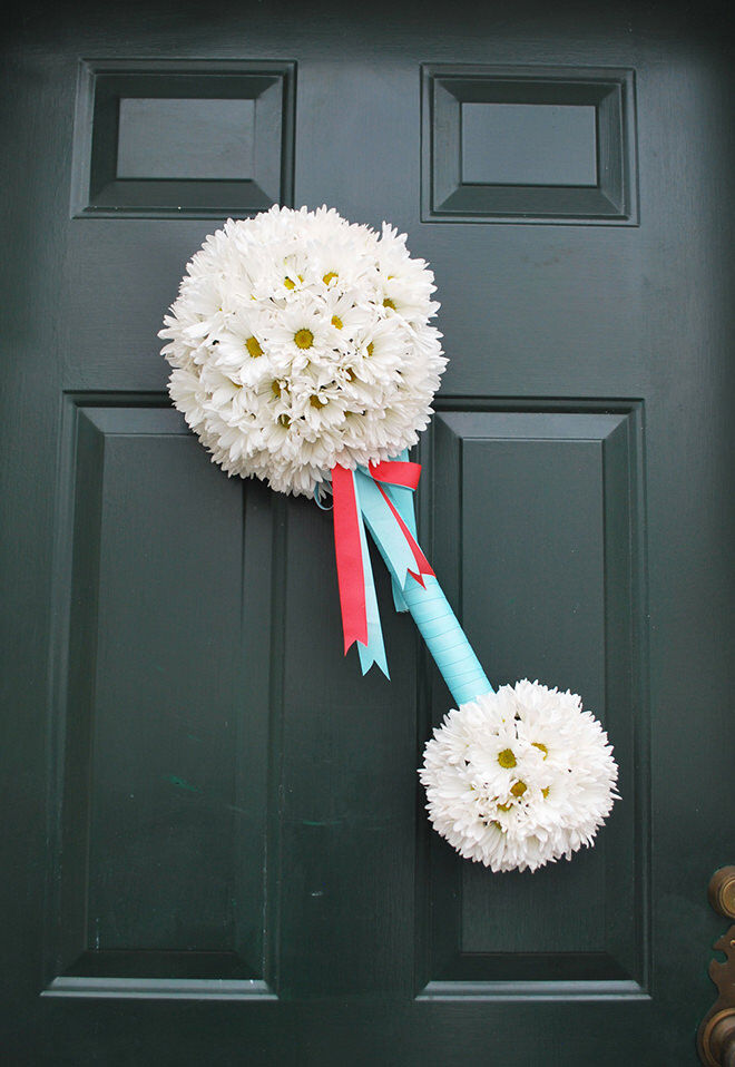 Holding a baby shower? Why not consider a daisy rattle for the front door. 