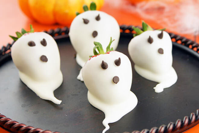 Strawberries dipped in white chocolate turn into spooky strawberries for Halloween!