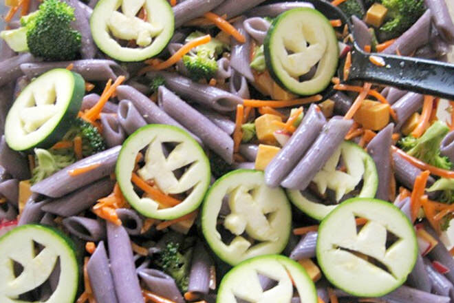 Zucchini zombie faces and a drop of food colouring in the cooking water will have the kids all spooked out over this Halloween pasta salad.