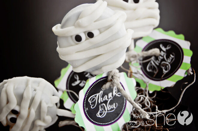 What could be better than covering an Oreo in chocolate? Great cakepop idea for Halloween!