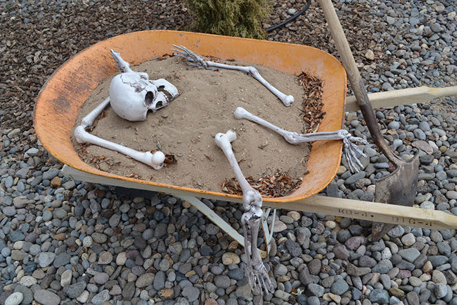 Got a wheelbarrow? Fill it with dirt and bones for a deadly decoration