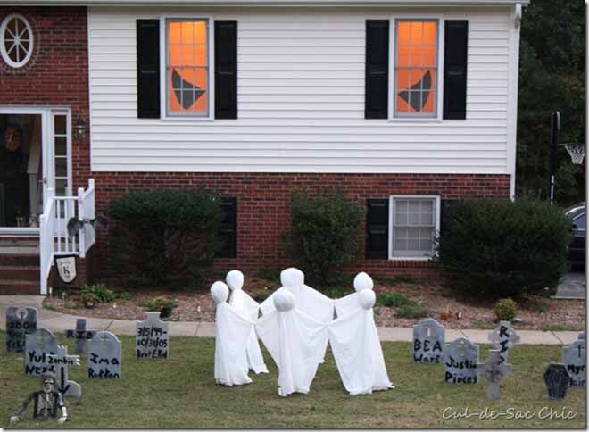 15 Halloween Front Door and Lawn Ideas