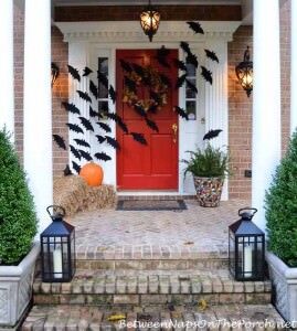 15 Halloween Front Door and Lawn Ideas