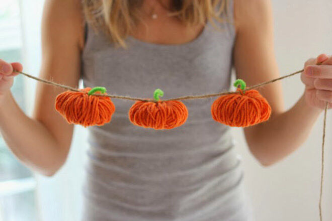 There's nothing that says Halloween more than pumpkins. And here's a whole garland of them!