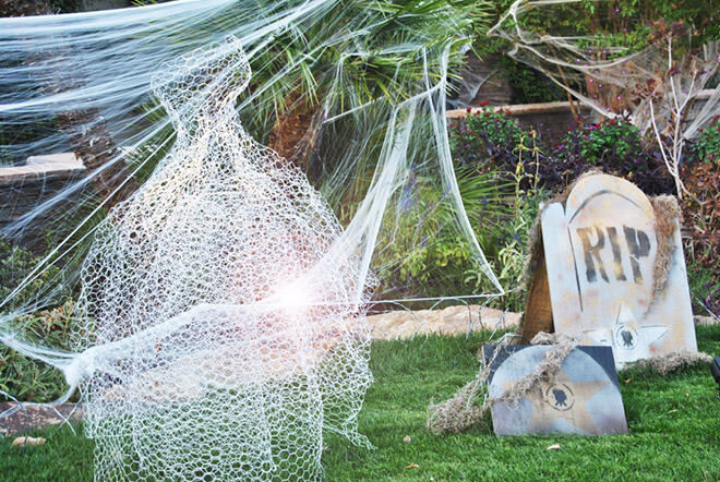 Chicken wire ghosts make easy peasy Halloween decorations