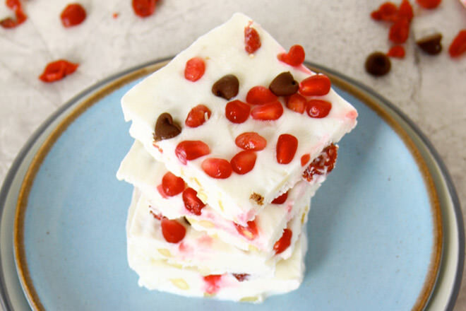 How pretty! This pomegranate yogurt bark with dried cranberries is a whole new level of froyo goodness.