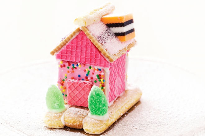 Super cute Christmas biscuit house idea