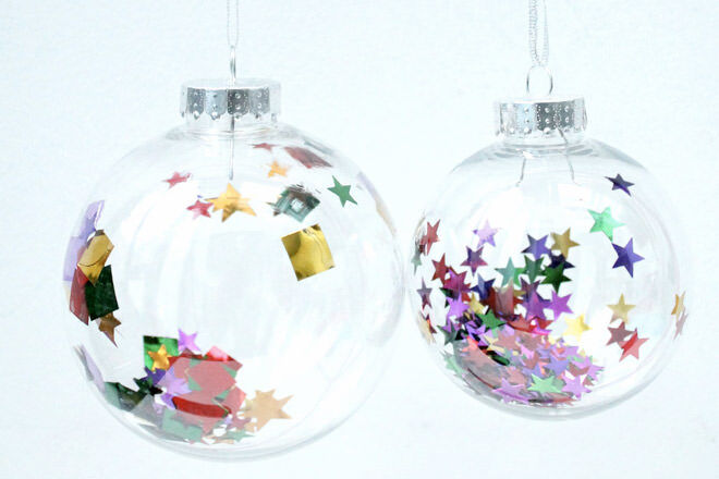 These clear confetti Christmas baubles are an easy peasy festive DIY for the kids!