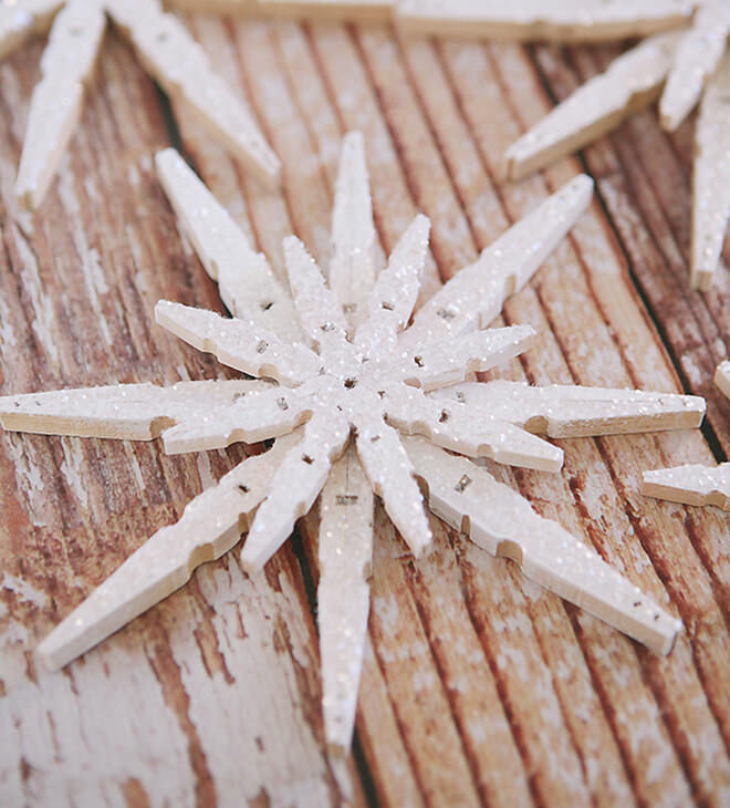 DIY snowflake with clothespin and glitter