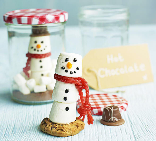 Marshmallow snowman and hot chocolate in a jar makes a really cute Christmas gift!