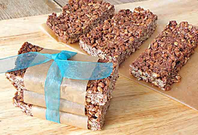 No-bake chewy cocoa granola bars