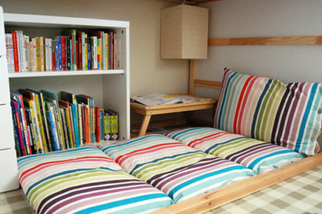 Make your own folding floor cushions - they're perfect for lounging around on with a good book. Get the tutorial here!