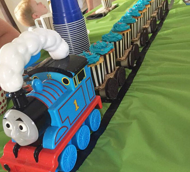 Thomas-cake-with-cupcakes