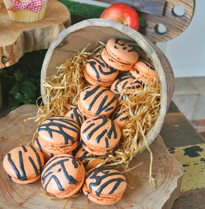 Winnie the Pooh party - Tigger macarons