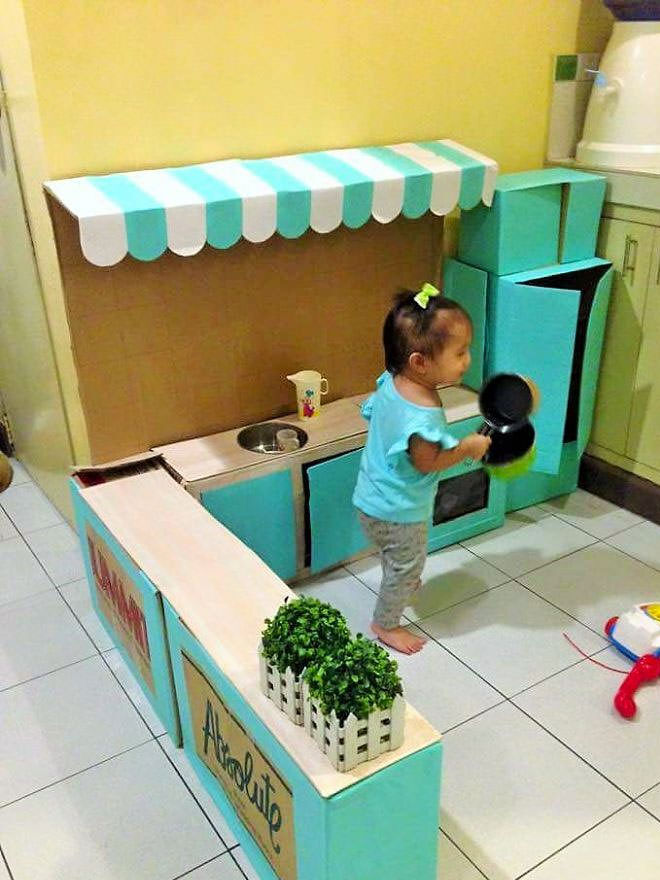 Play kitchen out of cardboard
