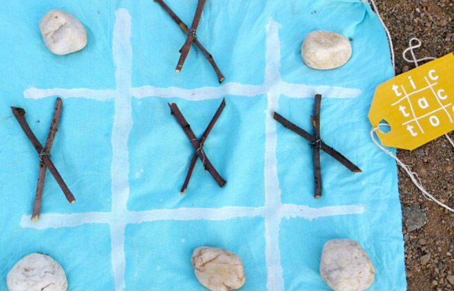 Ways to make tic tac toe using pieces from your garden. 