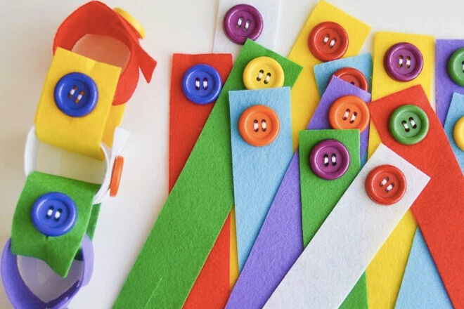 Felt chain and buttons. Busy bags for toddlers.