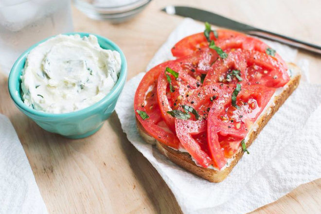 Easy Mother's Day Breakfast Ideas: Tomato toast with basil cream cheese