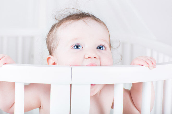 Baby-teething-chewing-cot
