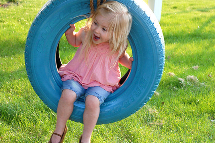 Ways to recycle old tyres: tyre swing