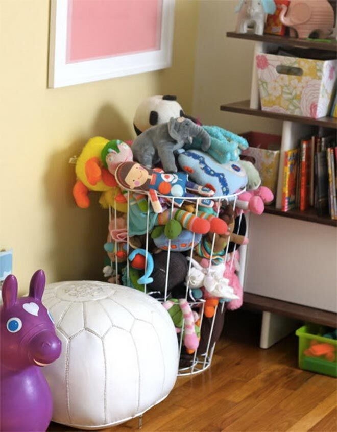 Storing plush toys in a wire basket