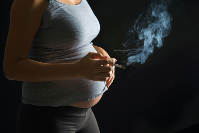 pregnant mum smoking