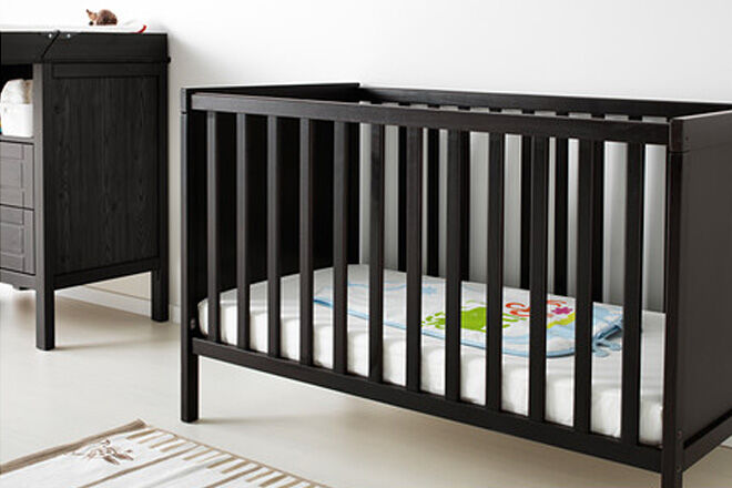 choosing the right cot for baby
