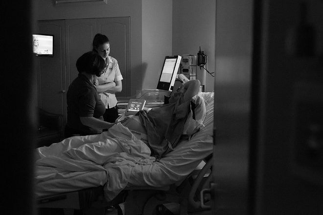 Kelly Jordan Photography midwife at hospital birth
