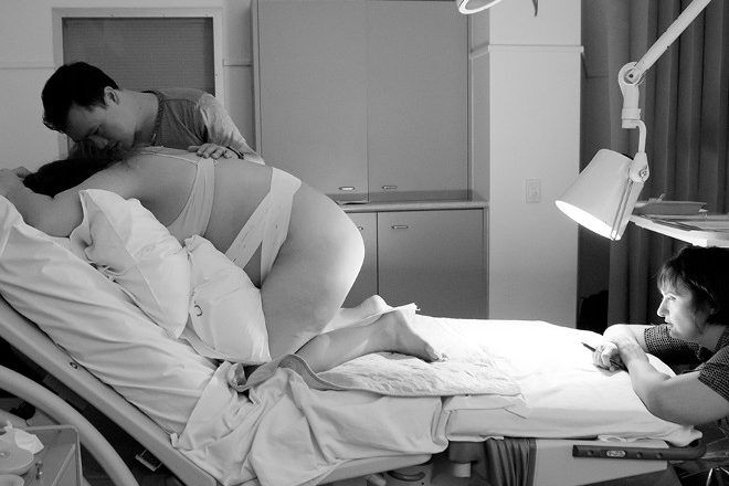 midwife watching labouring woman in hospital Kelly Jordan Photography
